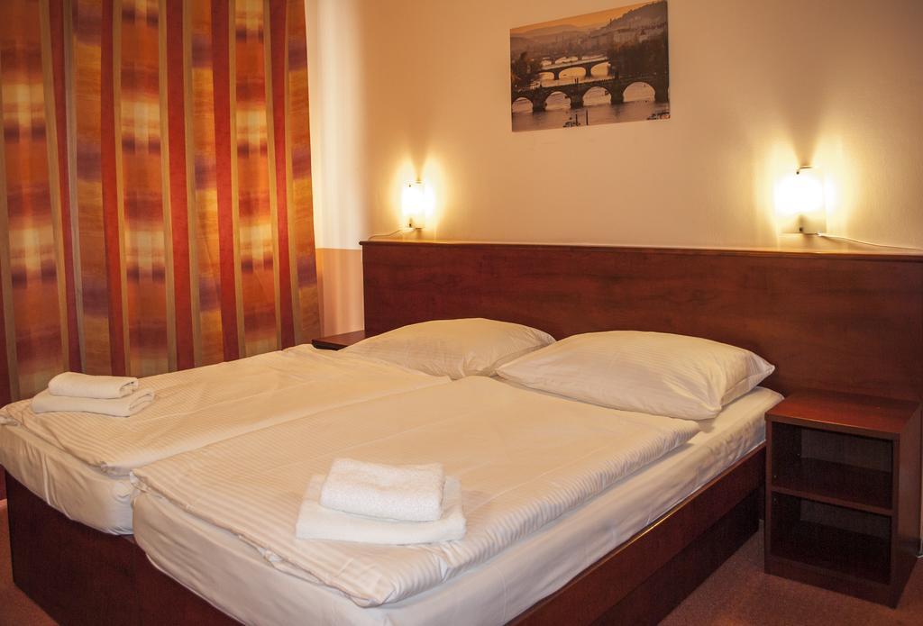 Hotel Inturprag Екстер'єр фото