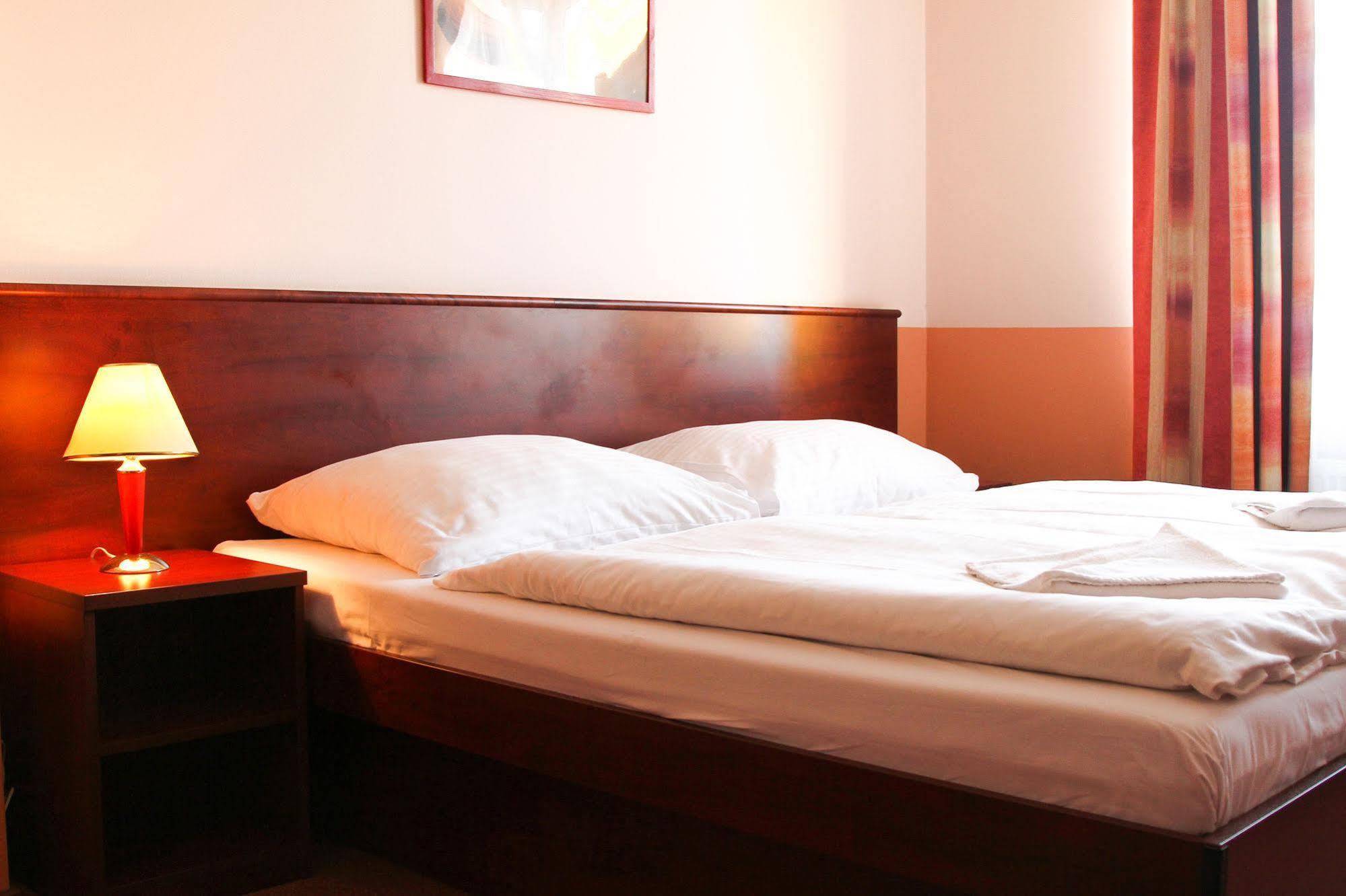 Hotel Inturprag Екстер'єр фото